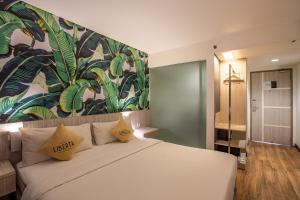 Postel nebo postele na pokoji v ubytování Liberta Seminyak Hotel