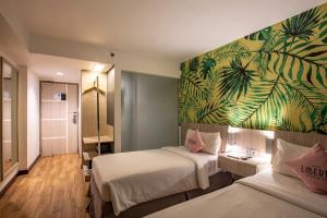 Postel nebo postele na pokoji v ubytování Liberta Seminyak Hotel