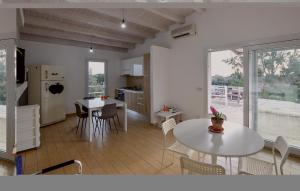 a kitchen and dining room with a table and chairs at Beautiful Home In Marina Di Ragusa With Kitchen in Marina di Ragusa