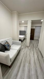 a living room with a couch and a bed at Hermoso departamento de estreno con piscina in Lima