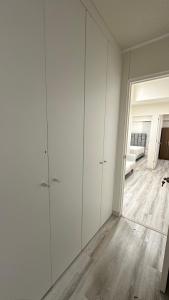 une chambre avec des armoires blanches et un salon dans l'établissement Hermoso departamento de estreno con piscina, à Lima