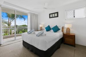 une chambre avec un grand lit et une grande fenêtre dans l'établissement Noosa Hill Resort, à Noosa Heads 93 autres photos