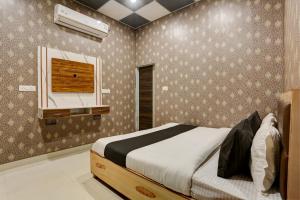 1 dormitorio con cama y ventana. en OYO Hotel Kingland Water Park Rohtak, en Rohtak