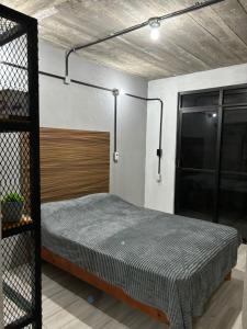 een slaapkamer met een bed met een houten hoofdeinde bij Grupo Habitacional Interoceánico in Salina Cruz