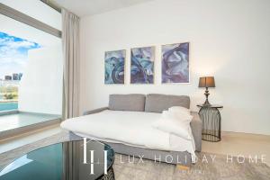 杜拜的住宿－LUX - Opulent Island Suite Burj Khalifa View 1，一间卧室配有一张床和一张玻璃桌