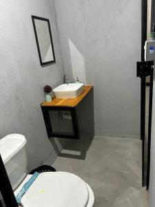een badkamer met een wit toilet en een wastafel bij Grupo Habitacional Interoceánico in Salina Cruz
