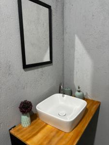 een witte wastafel in een badkamer met een spiegel bij Grupo Habitacional Interoceánico in Salina Cruz