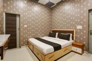 1 dormitorio con 1 cama y lavamanos. en OYO Hotel Kingland Water Park Rohtak, en Rohtak