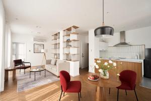 Una sala de estar y una cocina con mesa y sillas. en M Village Hotel Hai Bà Trưng, en Ho Chi Minh