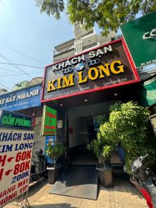 een kim lang restaurant met borden voor het bij khách sạn Kim Long in Ho Chi Minh-stad