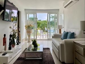 un soggiorno con divano e tavolo di Amazing 5BR House with Ocean View in Cartagena a Playa Blanca