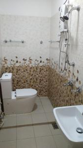 ein Badezimmer mit Toilette und Waschbecken in der Unterkunft MercuryFM 108 House - 24 Daya Road Colombo 6 -6-2 in Wellawatta