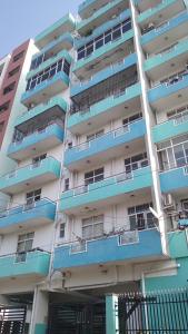 ein großes Apartmenthaus mit blauen Balkonen in der Unterkunft MercuryFM 108 House - 24 Daya Road Colombo 6 -6-2 in Wellawatta
