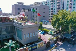 una vista de un edificio con un signo indus en él en Indus Hotel, en Hyderabad