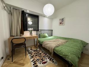 En eller flere senge i et værelse på Apartment Near Nanjing Road/ Jing'an Temple/ Renmin Plaza