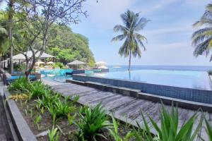 a view of the infinity pool at the resort at Quiet Beach 1 BR Beach View NE28 in Teluk Nara