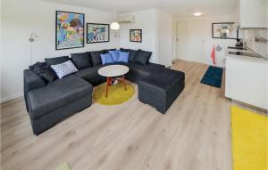 ノーポにあるStunning Home In Nordborg With 2 Bedrooms And Wifiのリビングルーム(ソファ、テーブル付)