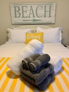 Katil atau katil-katil dalam bilik di Beach side, ocean views & walk to Casa Marina