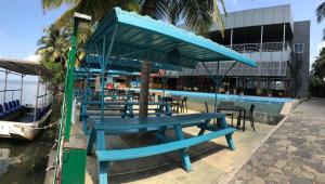 una mesa de picnic azul junto a una piscina en New Saniro Lagoon Deck en Katunayaka