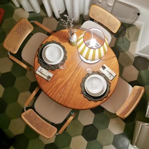 una vista sul soffitto di un tavolo da pranzo con piatti bianchi di Coniger 4 Casa vacanze in centro Lecce con Wi-Fi e smart tv a Lecce