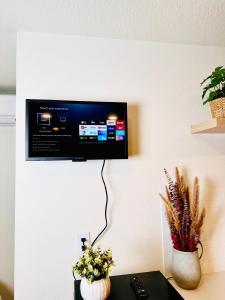 A television and/or entertainment centre at Brand New Modern Apartment