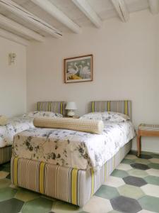 a bedroom with two beds and a table at Coniger 4 Casa vacanze in centro Lecce con Wi-Fi e smart tv in Lecce