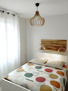 a bedroom with a bed with a colorful bedspread at Appartement 42m² - 1 chambre 2 personnes à Pornic in Pornic