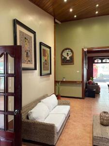 ein Wohnzimmer mit einer weißen Couch in einem Zimmer in der Unterkunft Casa de Lujo 5 estrellas ! in Iquitos