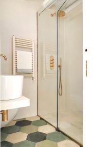 a bathroom with a glass shower and a sink at Coniger 4 Casa vacanze in centro Lecce con Wi-Fi e smart tv in Lecce