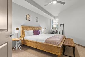 Schlafzimmer mit einem Holzbett und einem Tisch in der Unterkunft 3BR Cozysuites RORO Pool, Pets, Parking 6&12 in Phoenix