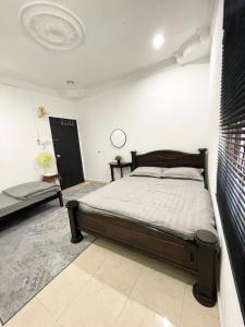 1 dormitorio con 1 cama en una habitación en Tokbah Homestay Alor Setar en Alor Setar