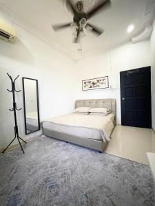 1 dormitorio con 1 cama y ventilador de techo en Tokbah Homestay Alor Setar en Alor Setar