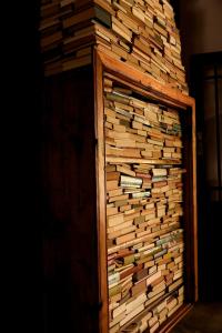un mur rempli de beaucoup de livres dans l'établissement Kliphuijs Richmond, à Richmond