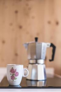 una macchinetta del caffè e una tazza di caffè su un bancone di Glamping house Julija - Wellness & View a Ivanjkovci