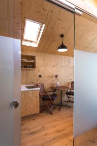 eine Küche und ein Esszimmer mit einem Dachfenster in der Unterkunft Glamping house Julija - Wellness & View in Ivanjkovci