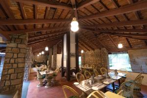 a dining room with tables and chairs in a building at Tiger Trails Resort in Tāla