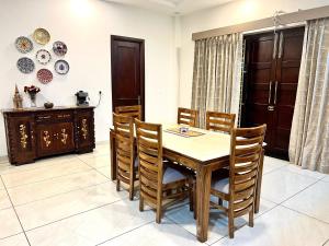 Posezení v ubytování Bundeli Kothi - a unique farmstay