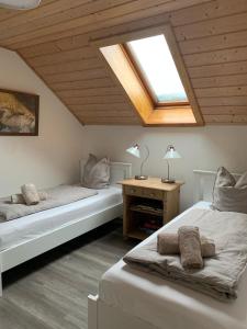 - une chambre mansardée avec 2 lits et une lucarne dans l'établissement Appartement Aigner, à Mauterndorf