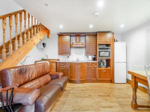 a living room with a couch and a kitchen at Little Batley House in Westgate-on-Sea