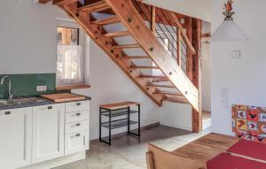 une cuisine avec des placards blancs et un escalier en bois dans l'établissement Cozy Home In Kolbnitz With Wifi, à Unterkolbnitz