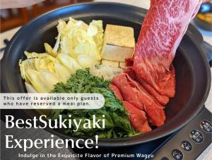 uma tigela de comida com carne e legumes no fogão em Guest Villa Hakone Yumoto 201 em Hakone