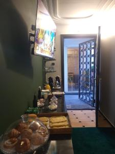 Makanan di atau berdekatan rumah tamu ini