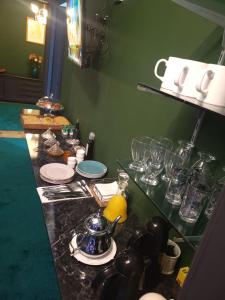 um balcão com copos e pratos em VILLA ADAM TANGIER em Tânger