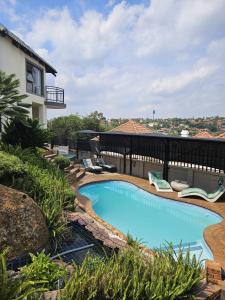 - une piscine au milieu d'une cour dans l'établissement Boutique Stay, à Johannesbourg