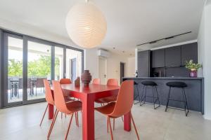 een eetkamer met een rode tafel en stoelen bij Pool Villa Greta Krk - Happy Rentals in Krk