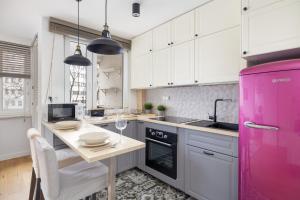 A kitchen or kitchenette at ModernStylish Solec Apartment near Vistula WWA65