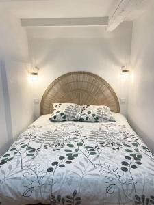 un lit avec deux oreillers dessus dans l'établissement Studio 40m2 au cœur du village, à Cornillon-Confoux