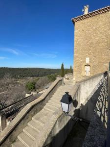 un lampadaire sur un mur à côté d'un bâtiment dans l'établissement Studio 40m2 au cœur du village, à Cornillon-Confoux