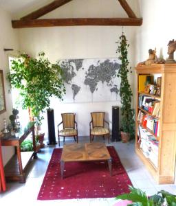 Una sala de estar con dos sillas y una mesa de café. en Duplex 120m2 Central Comédie Corum Climatisation Parking, en Montpellier