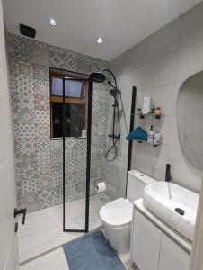 a bathroom with a shower and a toilet and a sink at Modern & Cosy 1 Bed Maisonette - Close to Salina Bay in St. Paul's Bay